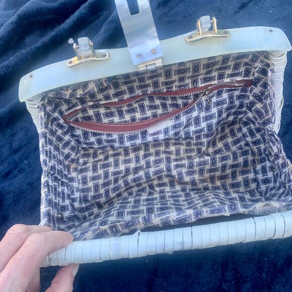 VINTAGE 50's/60's WICKER, MOTHER OF PEARL & LUCITE BASKETWEAVE FRAME HANDBAG - Picture 6 of 13